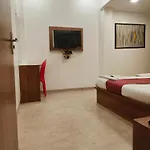Crown Juhu Hotel 2*