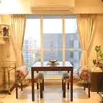 Luxury 1 Bedroom Apartment - 2 Mins From Airport