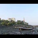 Top-Floor Oceanfront Designer Condo In Bandra