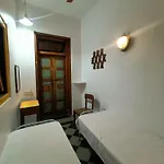 Vasantashram Cst Mumbai, Free Wifi With 1940s Retro Vibe Hostel