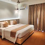 White House By Maxxvalue Service Bandra Apartment