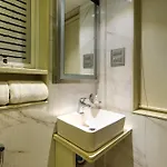 House Juhu, Santacruz West, 3*