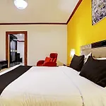 Townhouse Royal Palms Hotel - Lily