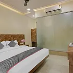 Hotel Kiwi International