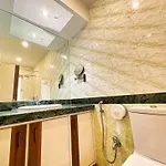 White House By Maxxvalue Service Bandra Apartment *