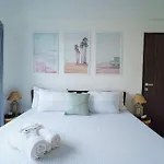 Luna 1Bhk Bandra W By The Bombay Home Company