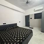 Aqua International Airport Bed & Breakfast *
