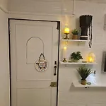 The Pali Nook, Cozy Bandra Escape Apartment *