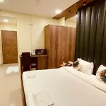 Tim Santacruz Airport Apartment