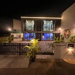 Stayhaven Starmount 4bhk & Pool * Mumbai