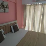 Luxury In Bandra Apartment *