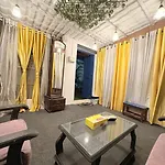Apartment Independent Garden Cottage-bandra-carter Road