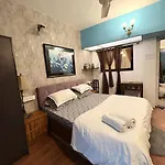 Apartment Independent Garden Cottage-bandra-carter Road