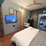 Independent Garden Cottage-bandra-carter Road Apartment