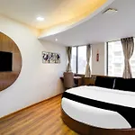 Hotel Super Collection O Andheri Near Western Express Highway