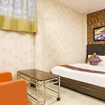 Aksa Near Juhu Hotel 3*