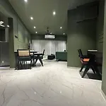 Plush Bandra West - Luxury 2Bhk Apartment & Study