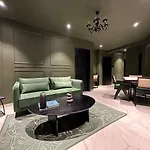 Plush Bandra West - Luxury 2Bhk Apartment & Study