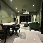 Plush Bandra West - Luxury 2Bhk Apartment & Study