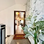 Apartment Lovely 3bhk Serviced Near Iskcon Temple, Juhu