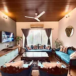 Lovely 3bhk Serviced Near Iskcon Temple, Juhu Apartment *