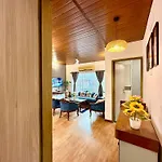 Lovely 3bhk Serviced Near Iskcon Temple, Juhu Apartment