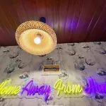 Lovely 3bhk Serviced Near Iskcon Temple, Juhu Apartment