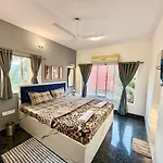 Lovely 3bhk Serviced Near Iskcon Temple, Juhu