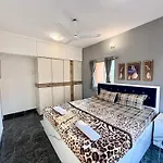 Apartment Lovely 3bhk Serviced Near Iskcon Temple, Juhu Mumbai