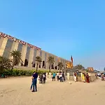 Lovely 3bhk Serviced Near Iskcon Temple, Juhu Apartment