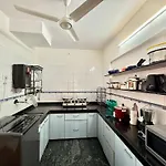 Apartment Lovely 3bhk Serviced Near Iskcon Temple, Juhu Mumbai