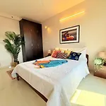 5 Star Luxury Pool, Gym Near Airport Bkc Apartment