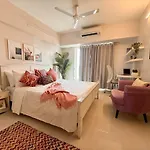 5 Star Luxury Pool, Gym Near Airport Bkc Apartment *
