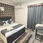 Astha Kandivali Service Guest house 3*