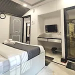 Astha Kandivali Service Guest house
