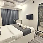 Astha Kandivali Service Guest house