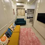 Cozy Rose Peaceful Village Retreat In Bandra