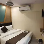 Hotel Crest 2*