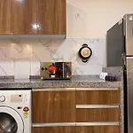 1Bhk- Modern Spacious Workstay - Livin Central