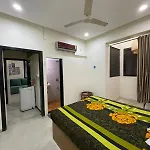 Cozy 1 Bhk Prime Location On Linking Road, Bandra
