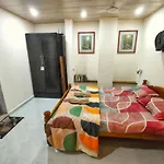 Ebony Room - Ac, Kitchenette, Ensuite, Independent Homestay