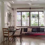 Sunny Side Treehouse Entire Apartment