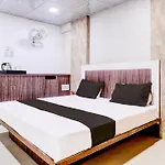 O Versova Metro Station Hotel 3*