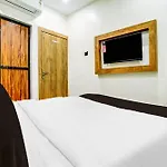 Collection O Mumbai Khar Road Railway Station