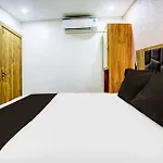 Collection O Mumbai Khar Road Railway Station