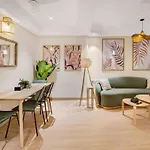 Stella 2Bhk In Khar With Wi-Fi, Smart Tv & Kitchen