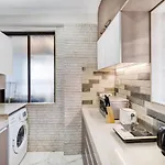 Stella 2Bhk In Khar With Wi-Fi, Smart Tv & Kitchen