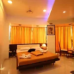 La Hotel Metro Near Bkc