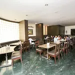Lucky Goregaon 3*