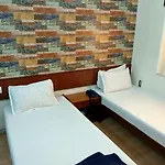 Mogul Palace - Near Masjid Bunder 3*